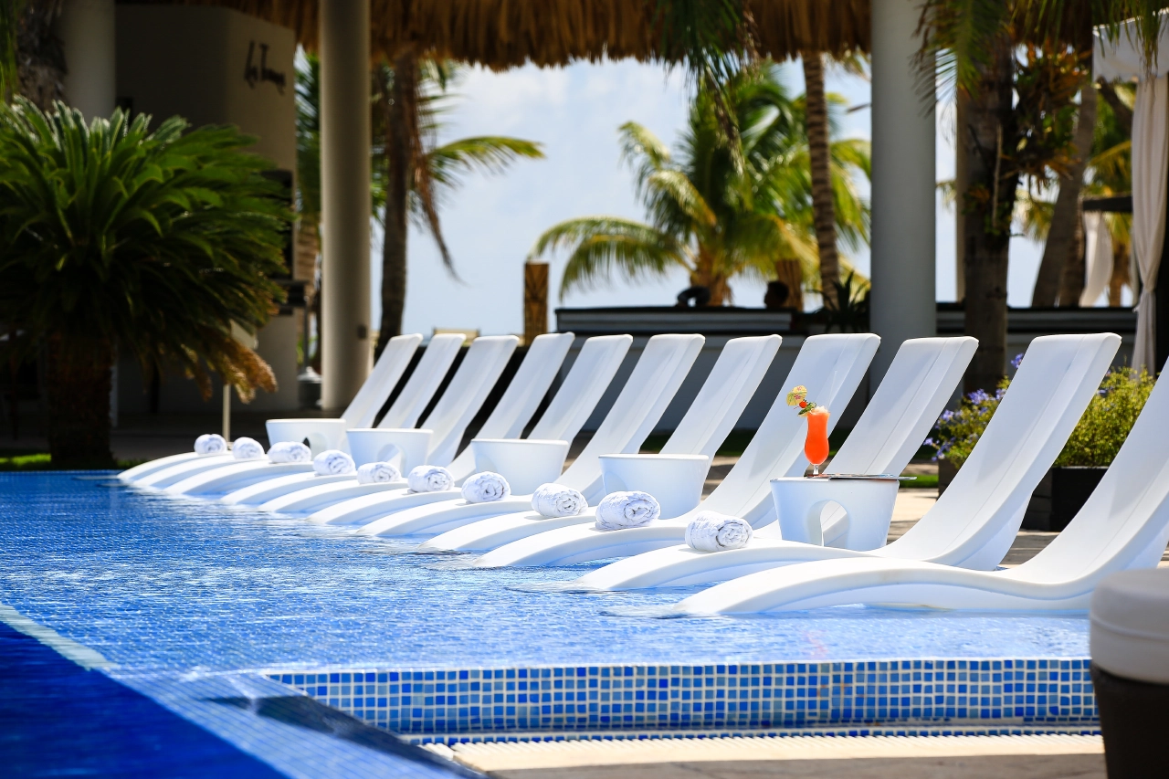 Pool & Beach